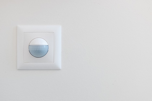 %titre de l'article% Réduisez votre consommation d'énergie grâce aux détecteurs de présence ! Découvrez comment les installer, les paramétrer et éviter les erreurs courantes pour une réduction optimale de votre facture.