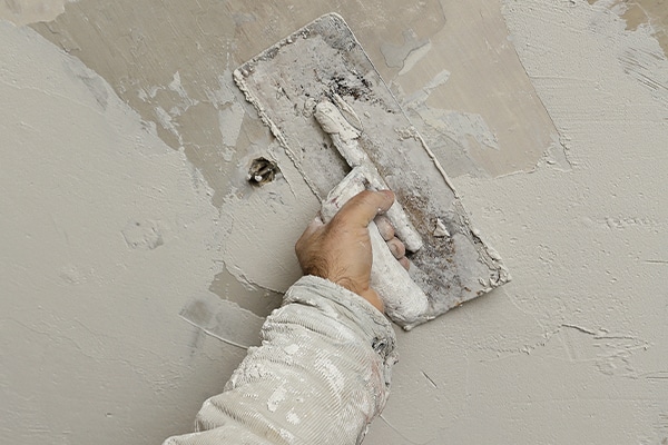 %titre de l'article% Plafonner un mur comme un pro ? Consultez notre guide complet qui répond à toutes vos questions et vous accompagne à chaque étape.